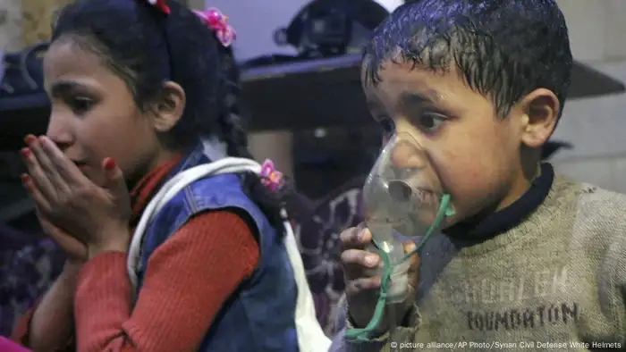 Syrien Kinder werden nach möglichem Giftgaseinsatz in Douma behandelt (picture alliance/AP Photo/Syrian Civil Defense White Helmets)