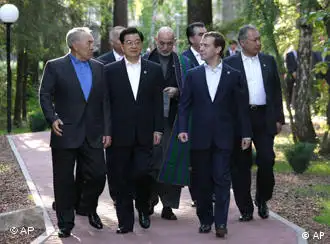 胡锦涛和阿富汗总统卡尔扎伊（胡与梅德韦杰夫之间）在俄罗斯叶卡特琳娜堡上合组织峰会期间