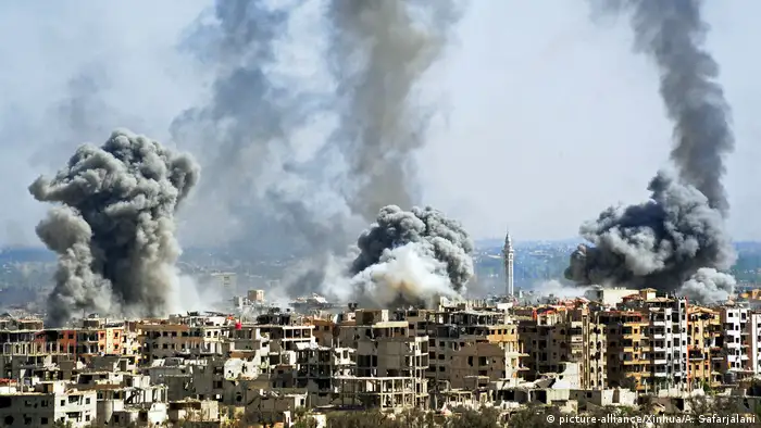 Syrien Duma Beschuß (picture-alliance/Xinhua/A. Safarjalani)