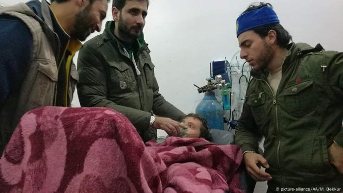 People at hospital after alleged chlorine gas attack in Idlib (picture-alliance/AA/M. Bekkur)