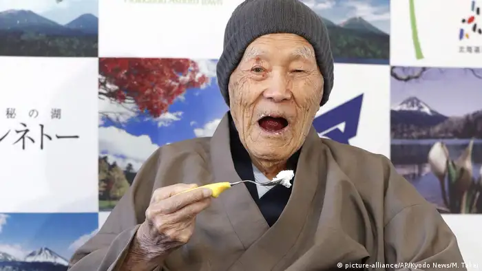 Japan - Ältester Mann der Welt (picture-alliance/AP/Kyodo News/M. Takei)