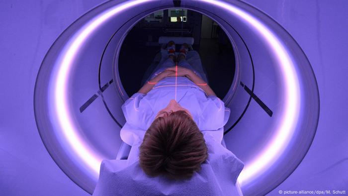 Tomografia computadorizada combina uma série de radiografias para criar uma imagem tridimensional do paciente