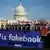 Dezenas de reproduções em cartolina de Mark Zuckerberg e uma faixa dizendo "conserte o Facebook" diante do Capitólio, em Washington, no dia 10 de abril, antes do depoimento do fundador da rede social sobre escândalo de vazamento de dados