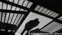 ARCHIV - ILLUSTRATION: Der Schattenriss eines Mannes ist am 19.09.2013 in der Justizvollzugsanstalt in Ravensburg (Baden-Württemberg) in einer Tür zu sehen. Hinweis: Foto um 180 Grad gedreht. Foto: Felix Kästle/dpa (zu dpa: «Überstunden bei Justizvollzugsbeamten» vom 05.08.2016) +++(c) dpa - Bildfunk+++ | Verwendung weltweit