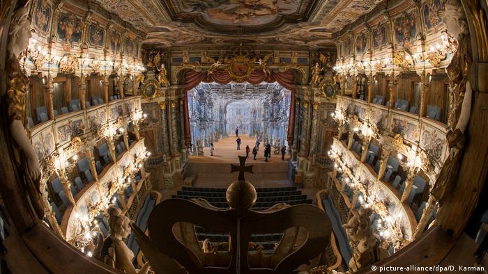 Η μπαρόκ όπερα του Μπαϊρόιτ κατασκευάστηκε μεταξύ 1744 και 1748 από τον γάλλο αρχιτέκτονα Ζοζέφ Σεν Πιέρ, ενώ το εσωτερικό σχεδίασαν οι διάσημοι Ιταλοί Τζιουζέπε και Κάρλο Μπιμπιένα. Σχεδόν ολόκληρο το εσωτερικό του θεάτρου, από τη σκηνή και την πλατεία μέχρι τα θεωρεία, είναι φτιαγμένα από ξύλο.