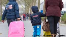 ARCHIV - ILLUSTRATION - Eine Flüchtlingsfamilie kommt am 24.11.2015 in Dortmund (Nordrhein-Westfalen) in der Erstaufnahmeeinrichtung an. (zu dpa: Immer weniger Asylsuchende kommen nach NRW vom 22.11.2017) Foto: Bernd Thissen/dpa +++(c) dpa - Bildfunk+++ | Verwendung weltweit