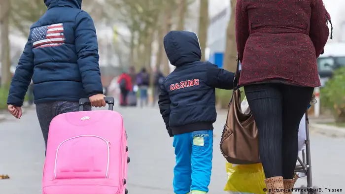El Tribunal de Justicia de la Unión Europea ha dictaminado que los menores refugiados tienen derecho a reunificaciones familiares, incluso si cumplen 18 años durante el proceso de solicitud. El fallo del tribunal superior de la Unión Europea podría afectar a decenas de miles de menores no acompañados que solicitaron asilo dentro del bloque. (12.04.2018).