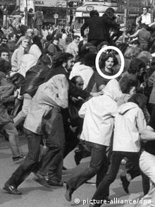 Foto destacando futuro ministro alemão do Exterior Joschka Fischer em manifestação violenta em 1974
