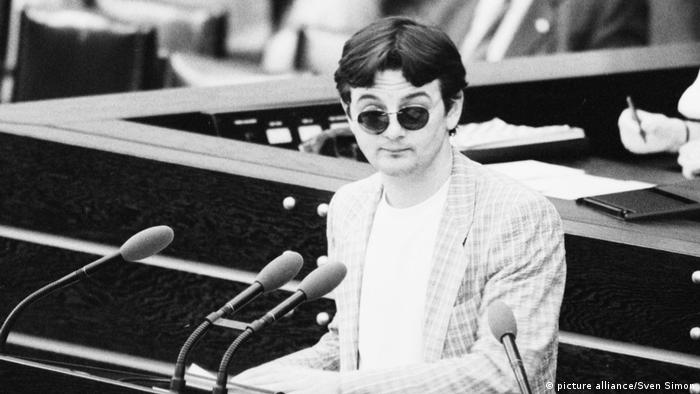 L'homme politique allemand des Verts Joschka Fischer au Bundestag en 1983