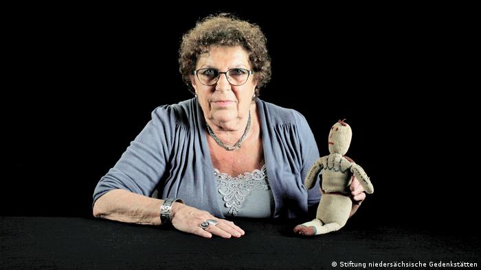 Lous Steenhuis-Hoepelman with her doll (Stiftung niedersächsische Gedenkstätten)