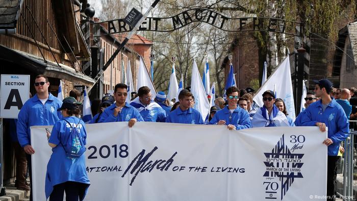 Israel y Polonia rindieron hoy homenaje a los seis millones de judíos asesinados durante el Holocausto, guardando dos minutos de silencio. En Polonia,el presidente israelí, Reuven Rivlin, encabezó una marcha de miles de jóvenes judíos de todo el mundo desde el campo de exterminio de Auschwitz al de Birkenau para conmemorar la masacre.(12.04.2018).
