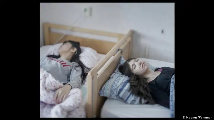 Zwei Mädchen liegen im Bett und werden beatmet. (Magnus Wennman)