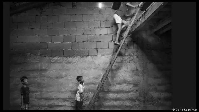 Kinder klettern eine Leiter hoch. (Carla Kogelman)