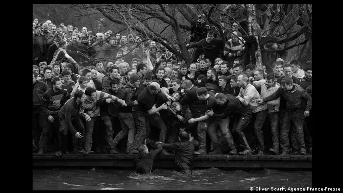 Hunderte von Männern balgen sich um einen Ball. (Oliver Scarff, Agence France-Presse)