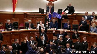 Albanien Premierminister Edi Rama wird mit Eiern und Mehl beworfen