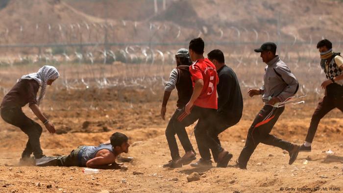 Miles de palestinos de la Franja de Gaza secundan hoy, por tercer viernes consecutivo, la Gran Marcha del Retorno junto a la frontera con Israel. A media mañana se quemaron banderas israelíes y tuvieron lugar los primeros incidentes con el Ejército.
Al menos cuatro personas resultaron heridas cuando el Ejército israelí abrió fuego contra decenas de manifestantes, según testigos. (14.04.2018).