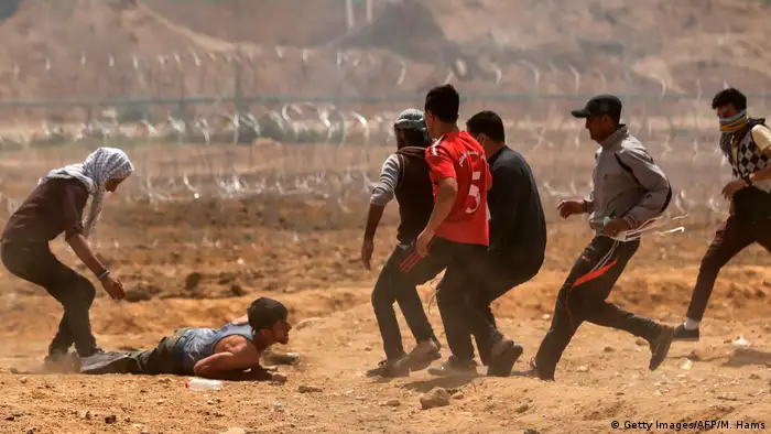 Miles de palestinos de la Franja de Gaza secundan hoy, por tercer viernes consecutivo, la Gran Marcha del Retorno junto a la frontera con Israel. A media mañana se quemaron banderas israelíes y tuvieron lugar los primeros incidentes con el Ejército.
Al menos cuatro personas resultaron heridas cuando el Ejército israelí abrió fuego contra decenas de manifestantes, según testigos. (14.04.2018).