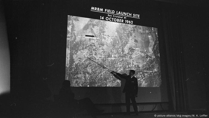 Presentación de una imágen aéra de la base San Cristóbal en Cuba, 14 de octubre de 1962.