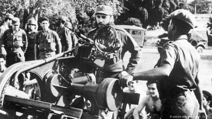 Fidel Castro inspecciona armas pesadas.
