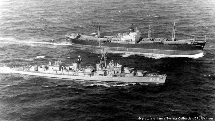 Октомври 1962 година: американският кораб Vesole се насочва към съветския товарен кораб Ползунов, за да провери товара му. 