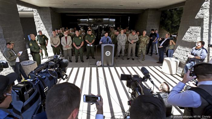 USA PK Doug Ducey - Arizona schickt Soldaten an die Grenze zu Mexiko (picture-alliance/AP/M. Christy)