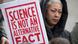 Frau mit einem Plakat in der Hand. Darauf steht: Science is not an alternative fact. Frau mit einem Plakat in der Hand. Darauf steht: Science is not an alternative fact.