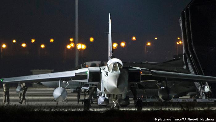 Zypern Britischer Kampfjet vor Einsatz (picture-alliance/AP Photo/L. Matthews)