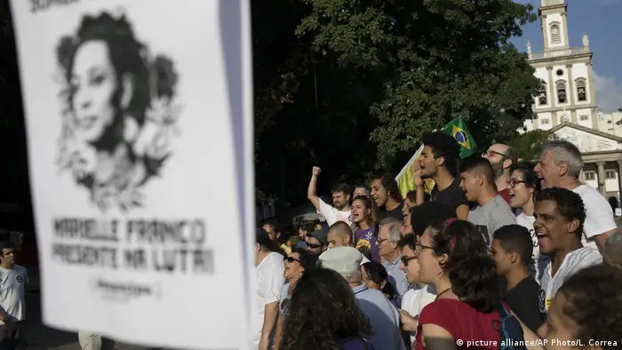 Brasilien Gedenken und Protest ein Monat nach dem Mord an Marielle Franco (picture alliance/AP Photo/L. Correa)