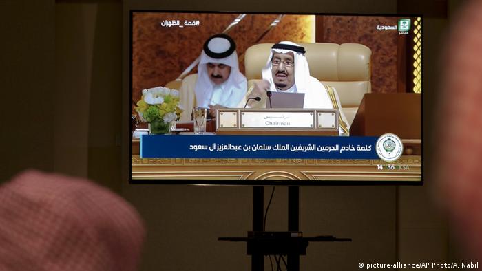 TV-Übertragung der Eröffnungsrede von König Salman in den Pressesaal des Gipfeltreffens von Dhahran (Foto: picture-alliance/AP Photo/A. Nabil)