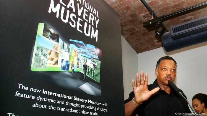 Banner mit Aufschrift des International Slavery Museum in Liverpool. (Getty Images/C. Gillon)
