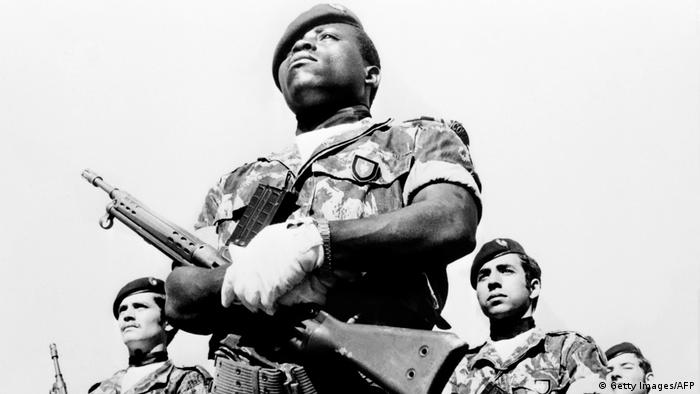 Foto eines schwarzen Bewaffneten im Kolonialkrieg in Mosambik. (Getty Images/AFP)