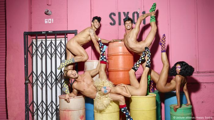 Naked models in unusual poses with colorful socks (photo: picture alliance/Happy Socks)
