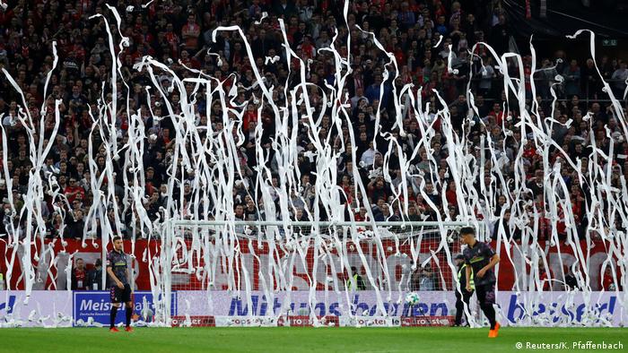 Mainz fans throwing toilet paper (Reuters/K. Pfaffenbach)
