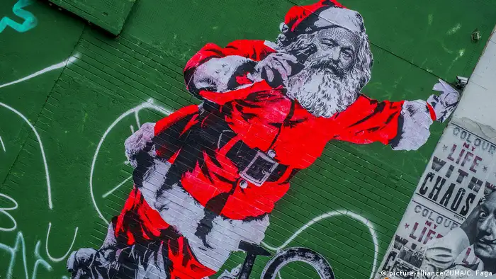 Kapitalismusgegner als Geschenkegeber
Den Rauschebart hat er zwar, allerdings ist der Weihnachtsmann ein Symbol für die Kommerzialisierung des Weihnachtsfestes. Zudem halten sich Gerüchte, die Figur sei die Erfindung eines Brauseherstellers. Bilder aus dem 19. Jahrhundert widerlegen das zwar, ob Karl Marx sich aber als Weihnachtsmann gesehen hätte, wie hier an einer Wand in São Paulo, darf getrost bezweifelt werden.