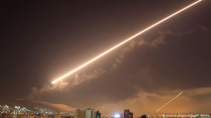 Syrien Luftabwehrraketen abgeschossen in Damaskus (picture-alliance/dpa/H. Amma)