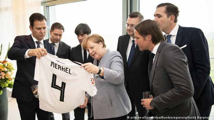 Merkel Recibe Camiseta De Alemania Que Va A Mundial Rusia Aprender 