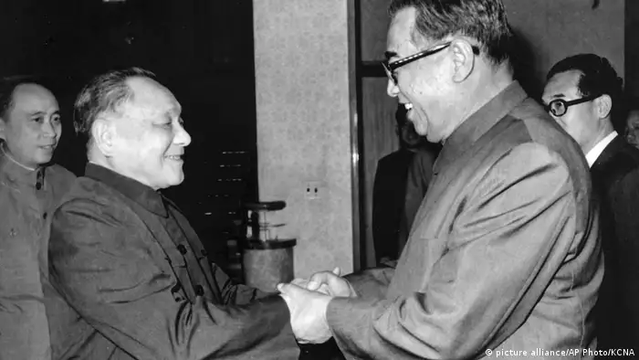Deng Xiaoping zu Besuch in Nordkorea 1982 (picture alliance/AP Photo/KCNA)