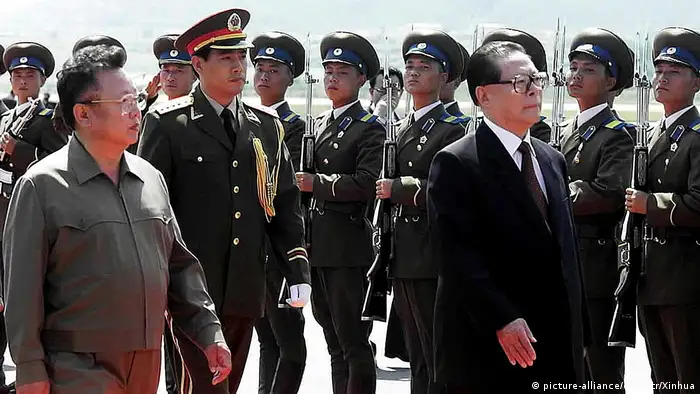 Nordkorea Besuch Jiang Zemin und Kim Jong Il in 2001 (picture-alliance/dpa/Str/Xinhua)