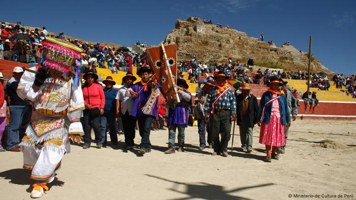 Foto: Danza de las tijeras, folkloristischer Tanz aus Peru. Immaterielles Kulturerbe, UNESCO.
2010. Foto Copyright: Ministerio de Cultura de Perú. Danza de las tijeras