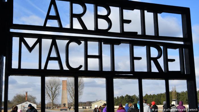 Arbeit macht frei-Schriftzug an der KZ-Gedenkstätte Sachsenhausen