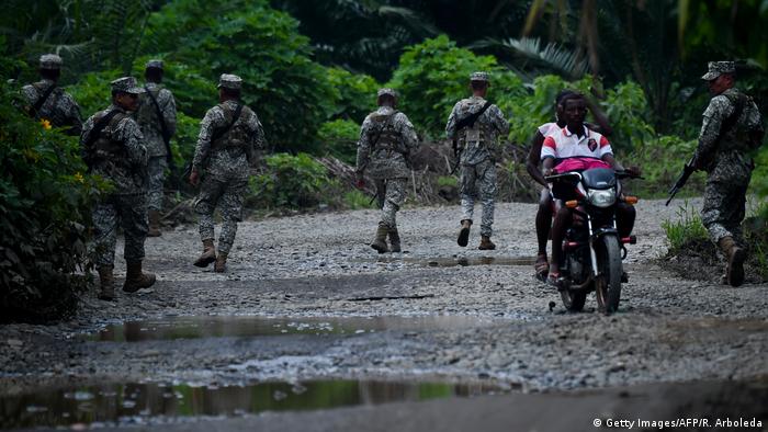 Kolumbien Grenze Ecuador Soldaten Entführung Journalisten (Getty Images/AFP/R. Arboleda)