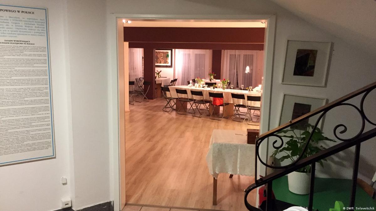 Dining table set for Sabbath meal in the "Beit Warszawa" community Dining table set for Sabbath meal in the "Beit Warszawa" community