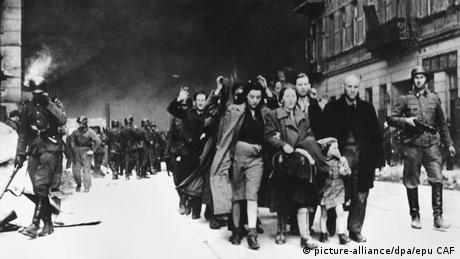 През 1943 след като нацистите потушават въстанието във Варшавското гето