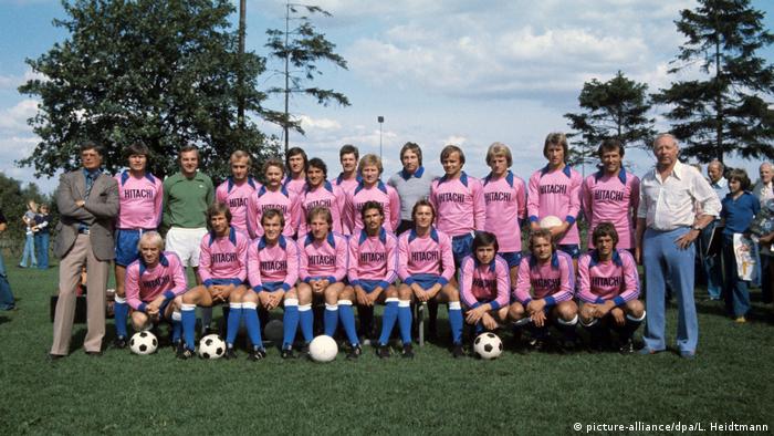Bildergalerie HSV-Abstieg | Bundesliga - Saison 1976/1977 - Mannschaftsfoto - Hamburger SV (picture-alliance/dpa/L. Heidtmann)