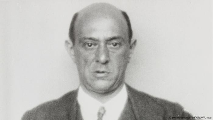 El compositor judío Arnold Schönberg (en la imagen) emigró a Estados Unidos en 1933. En 1947 escribió una pieza de tan solo siete minutos de duración: El superviviente de Varsovia, una de las obras musicales más representativas del Holocausto. El texto se basa en testimonios de un testigo de lo ocurrido en el gueto de Varsovia, el que da el título a la pieza. 
