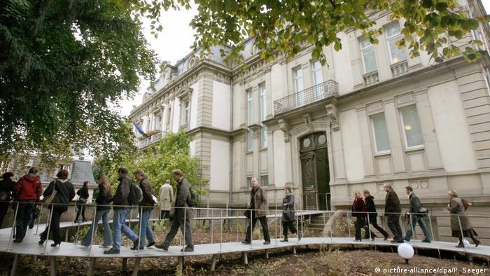 Menschen vor Museum (Foto: picture-alliance)