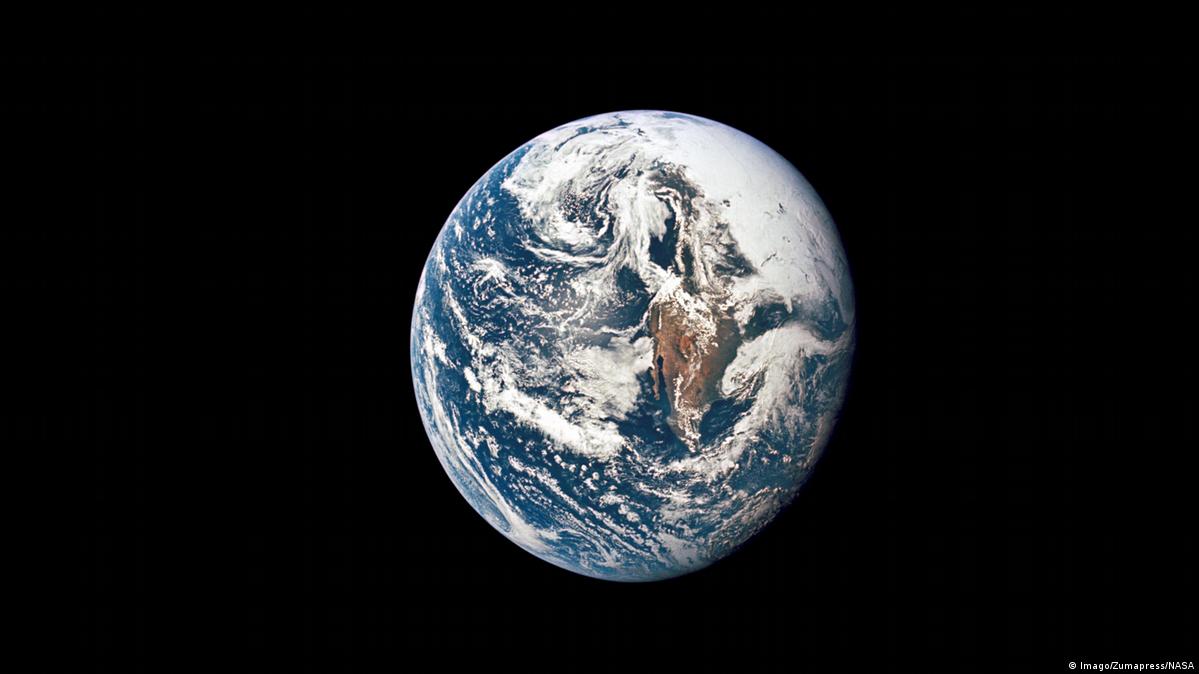 Как выглядит Земля из космоса в свете полной луны: фото