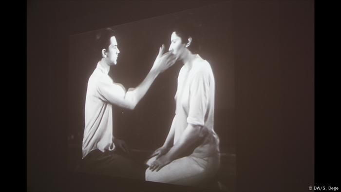 Videostill aus der Performance Light/Dark: Marina Abramovic und ihr Partner geben sich gegenseitig Ohrfeigen.