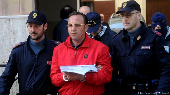 La policía arrestó en 2018 a Marco Buffa (de rojo), uno de los allegados más cercanos del prófugo Matteo Messina