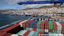 27.02.2018, Griechenland, Piräus: Das mit Containern beladene chinesische Containerschiff COSCO Shipping Taurus liegt im Hafen von Piräus. Der Hafen ist der größte in Griechenland. Foto: Xinhua +++(c) dpa - Bildfunk+++ |